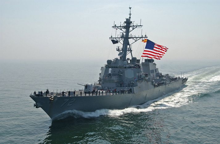 USS Mahan á siglingu.