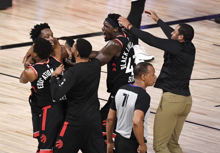 Leikmenn Toronto Raptors fagna OG Anunoby eftir að hann skoraði sigurkörfu liðsins gegn Boston Celtics.