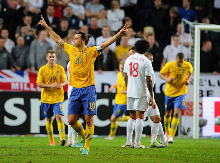 Zlatan fagnar gegn Englandi.