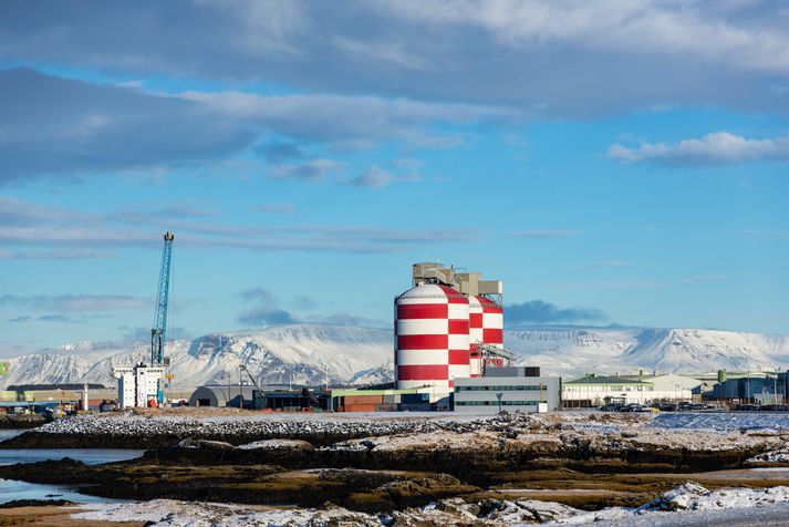 Álverið í Straumsvík er fjölmennur vinnustaður en þar starfa  um 500 manns.