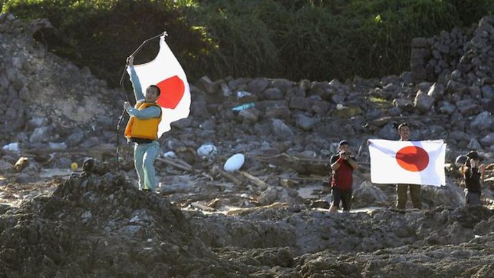 Japanskir þjóðernissinnar syntu að eyjunum þrátt fyrir bann og flögguðu.