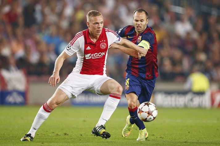 Kolbeinn í leik með Ajax í Meistaradeild Evrópu gegn Andres Iniesta og félögum í Barcelona.