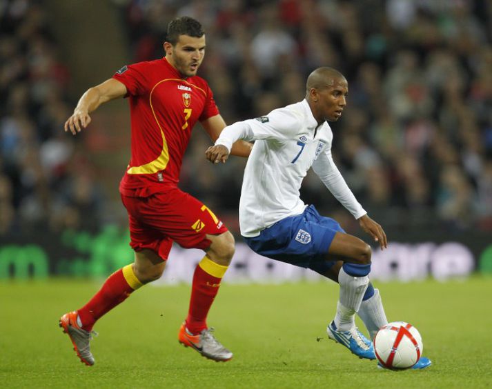 Vukcevic í baráttu við Ashley Young í landsleik Englands og Svartfjallalands.