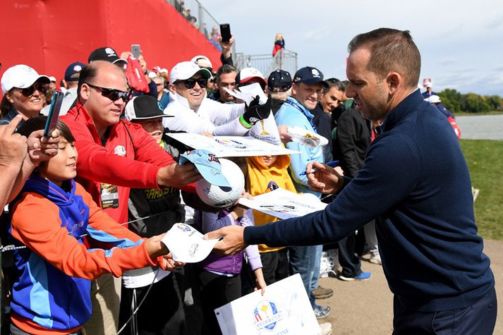 Sergio Garcia heilsar upp á golfbolinn í gær.