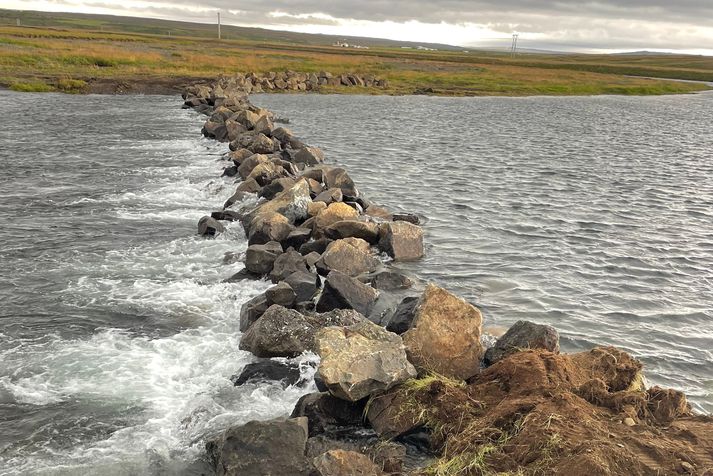 Hér má sjá grjótvarnargarðinn við Miðfjarðará.