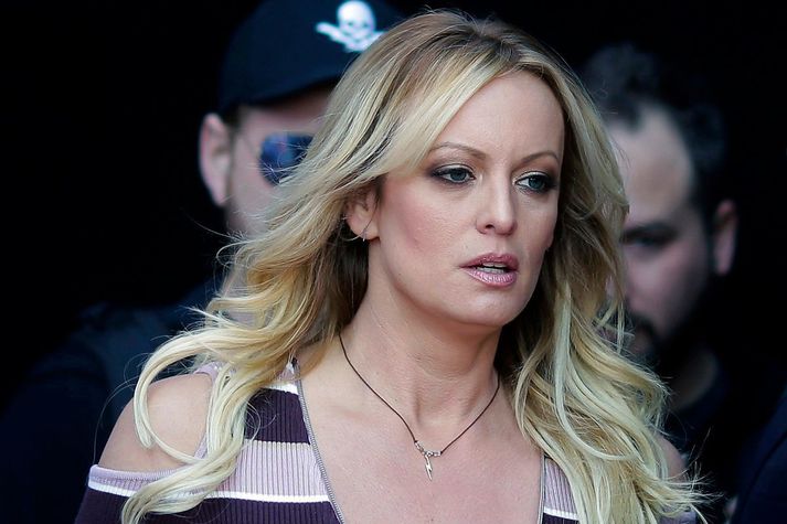 Stormy Daniels hefur haldið því fram að hún hafi sofið hjá Trump á árum áður. Einkalögmaður Trumps greiddi henni 130 þúsund dali fyrir að dreifa sögunni ekki en Trump hefur verið ákærður fyrir að falsa skjöl í tengslum við það þegar hann endurgreiddi lögmanninum.