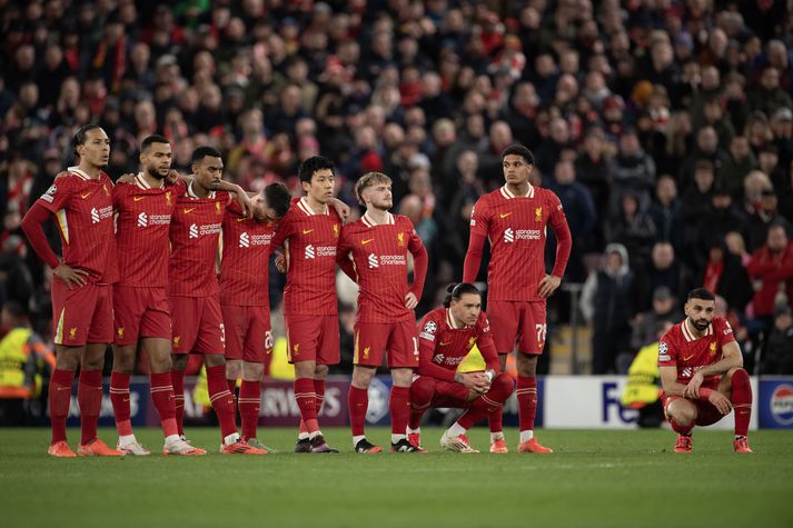 Leikmenn Liverpool bíða hér spenntir í vítakeppninni en Liverpool datt út úr Meistaradeildinni í ár eftir tap í vító á móti franska liðinu Paris Saint-Germain.
