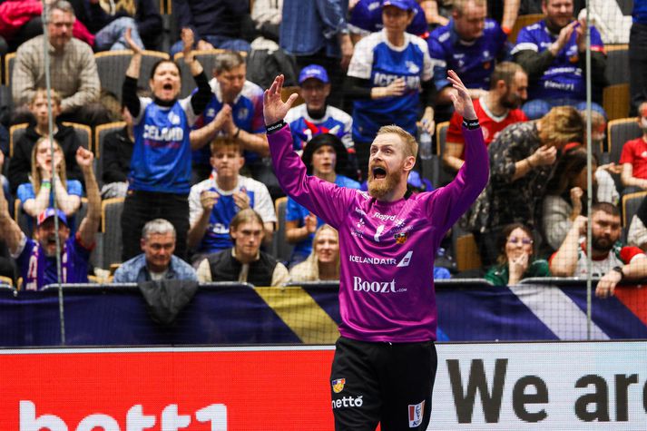 Björgvin Páll Gústavsson fagnar eftir góða markvörslu í leik Íslands á heimsmeistaramótinu í Svíþjóð.