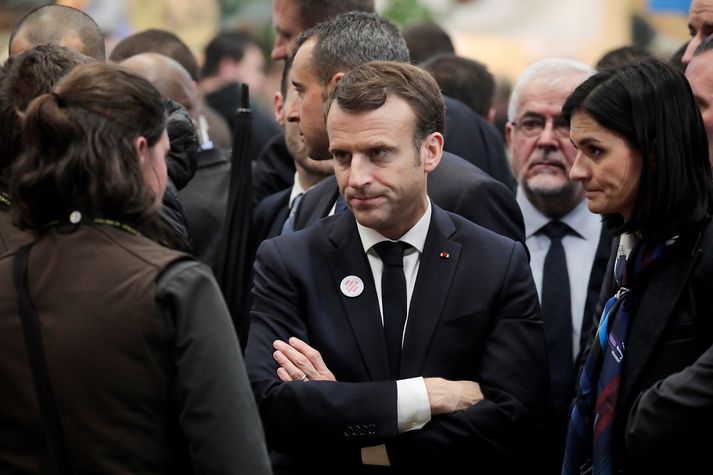 Macron var nokkuð vel tekið á landbúnaðarsýningu í París um helgina. Það var talið til marks um skánandi stöðu hans því í fyrra var baulað á hann á sömu sýningu.