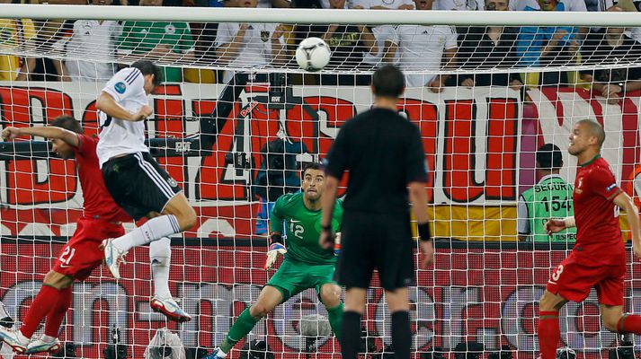 Mario Gomez skorar hér sigurmarkið sitt.