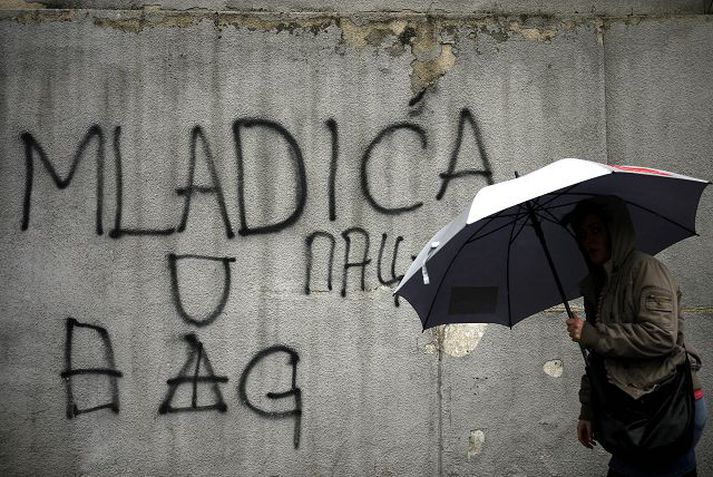 Veggjakrot í Belgrad „Mladic til Haag“ stendur á þessum vegg í Belgrad.
fréttablaðið/AP