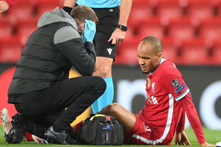 Fabinho situr í grasinu eftir að hann tognaði aftan í læri í leiknum á móti Midtjylland í Meistaradeildinni í gær.