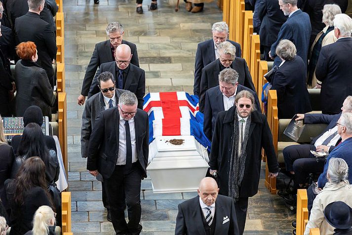 Kistan borin út úr Hallgrímskirkju að athöfn lokinni.