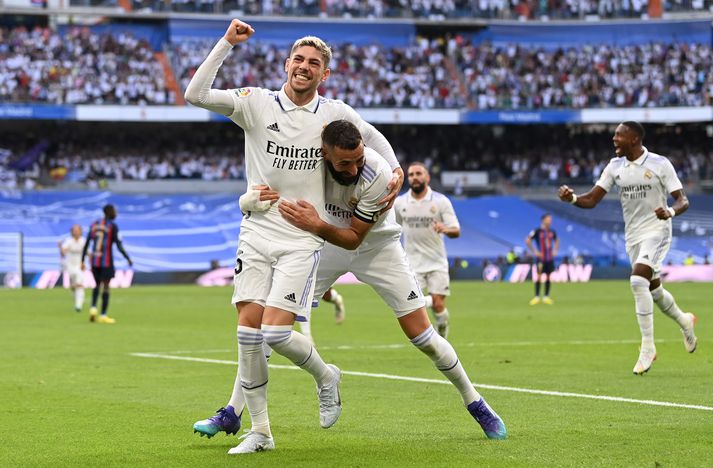 Federico Valverde og Karim Benzema fagna marki þess fyrrnefnda gegn Barcelona í dag.