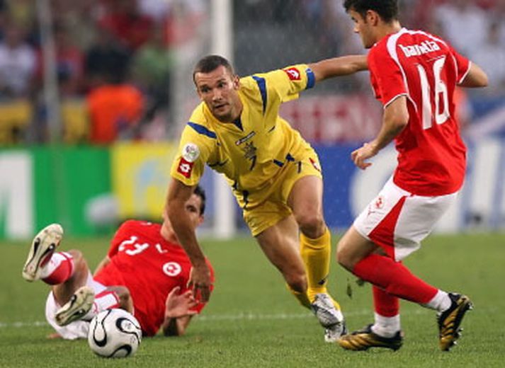 Úkraínumaðurinn Andriy Shevchenko berst um boltann við Blerim Dzemaili frá Sviss í leik liðanna í 16 liða úrslitunum á HM.