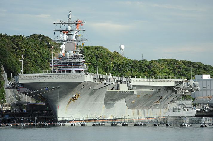 Til stóð að lenda flugvélinni á flugmóðurskipinu USS Ronald Reagan.