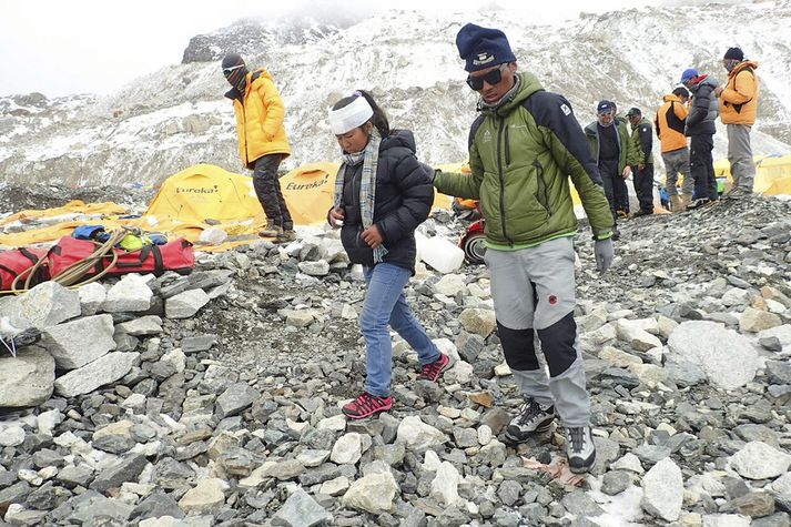 Sjerparnir aðstoða fjallgöngufólk við að komast á topp Everest.