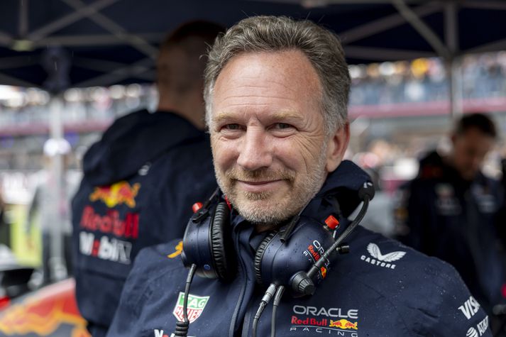 Christian Horner hefur ástæðu til að brosa þrátt fyrir að hann hafi þurft að taka pokann sinn hjá Red Bull.