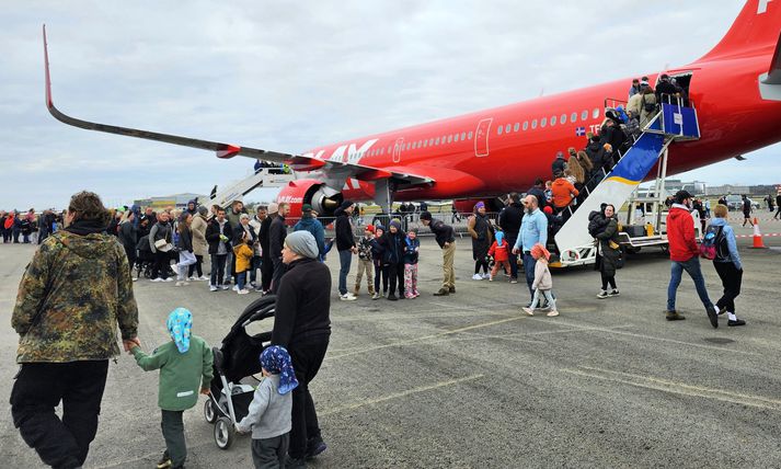 Löng biðröð var til að komast um borð í glænýja Airbus-þotu flugfélagsins Play.