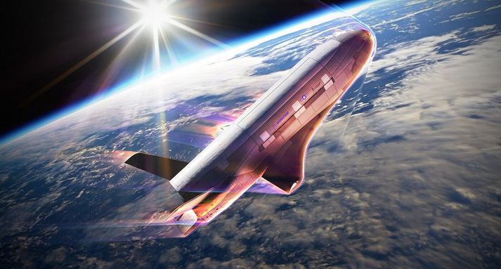 Tölvuteiknuð mynd af síðustu geimferð X-37B þar sem geimfarið var meðal annars notað til að prófa nýja leiðir til að hægja á geimförum án þess að nota mikið eldsneyti.