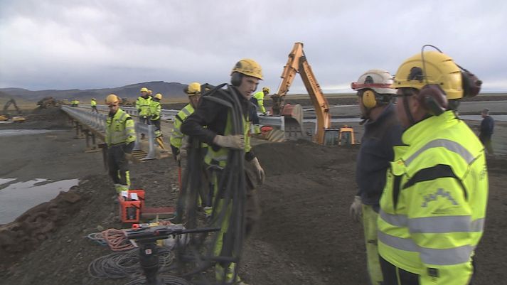 Frá smíði bráðabirgðabrúar yfir Steinavötn í Suðursveit í október 2017. Hún verður áfram í notkun enn um sinn á hringveginum.