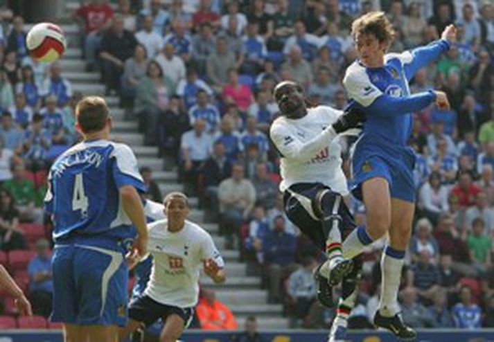 Kevin Kilbane skorar þriðja mark Wigan með skalla án þess að fyrrum Wigan-maðurinn Pascal Chimbonda komi vörnum við.