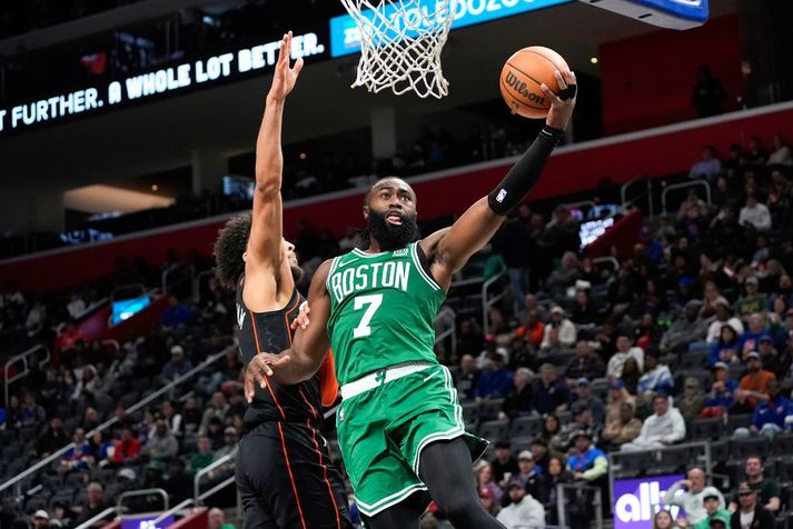 Jaylen Brown fór á kostum í Detroit-borg í gærkvöld.