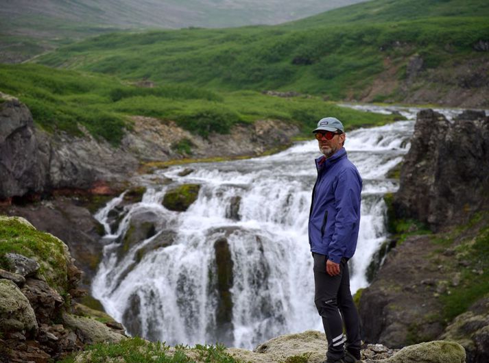 Tómas Guðbjartsson með fossa friðlandsins í Vatnsfirði í bakgrunni.