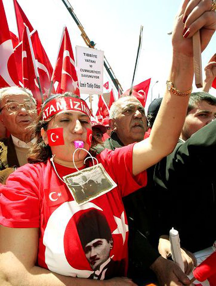 Hávær mótmæli voru höfð uppi í miðborg Istanbúl í gær
.