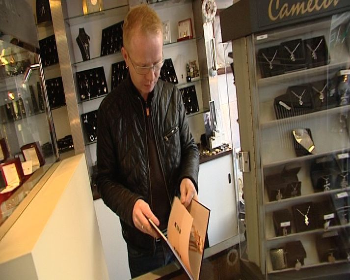 Jón Hermannsson úrsmiður.