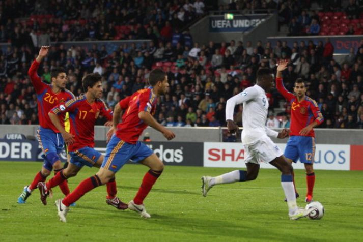 Welbeck afgreiðir hér boltann í netið í kvöld. Mynd. / Getty Images