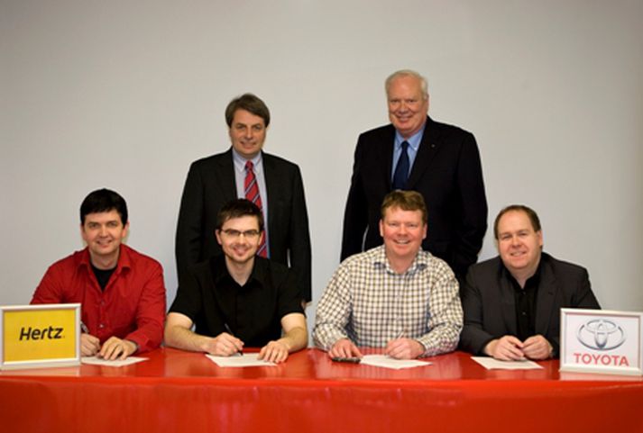 Sitjandi frá vinstri eru Hendrik Berndsen, stjórnarformaður Hertz, Sigurður Berndsen, fjármálastjóri Hertz, Sigfús B. Sigfússon, framkvæmdastjóri Hertz, og Haraldur Þ. Stefánsson, framkvæmdastjóri Toyota í Kópavogi.
Standandi eru Úlfar Steindórsson, forstjóri Toyota á Íslandi og Sigfús R.
Sigfússon stjórnarmaður hjá Hertz.