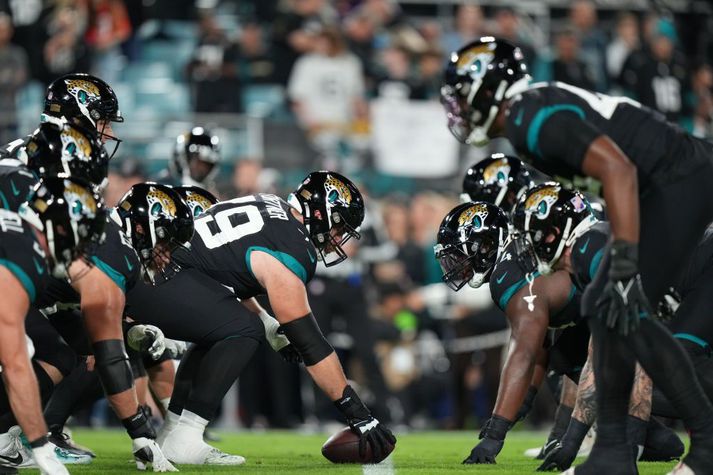 Á meðan leikmenn Jacksonville Jaguars hömuðust úti á velli var starfsmaður í fjármáladeild félagsins að ræna frá því háum fjárhæðum.