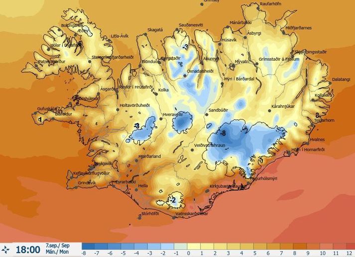 Það kólnar norðanlands í kvöld og má því búast við slyddu og jafnvel snjókomu á fjallvegum.