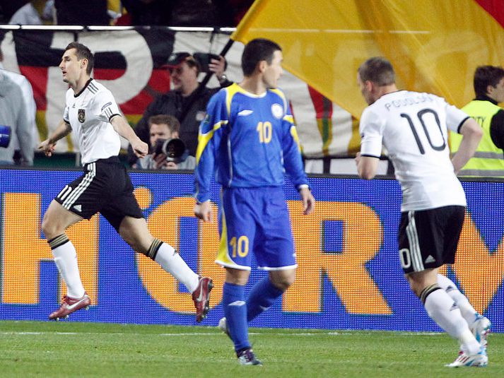 Miroslav Klose fagnar marki í kvöld.