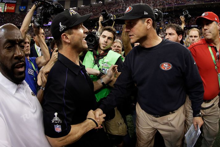 John Harbaugh, til vinstri, þakkar bróður sínum Jim fyrir leikinn.