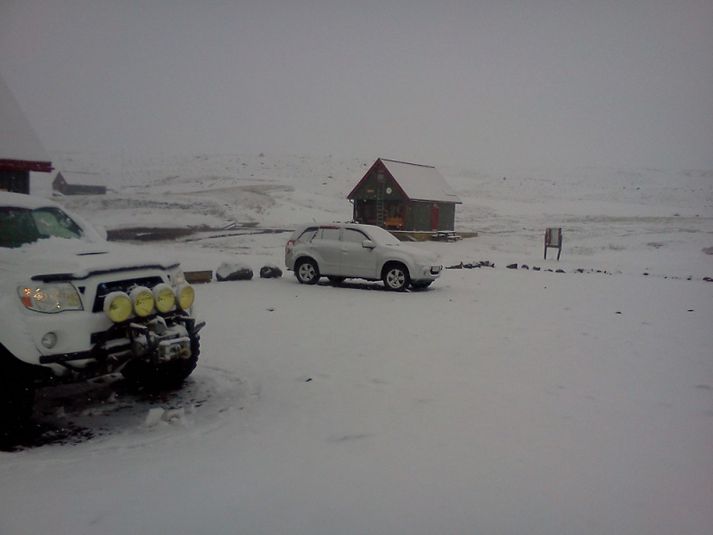 Skálinn í Laugafelli og bíll parsins.