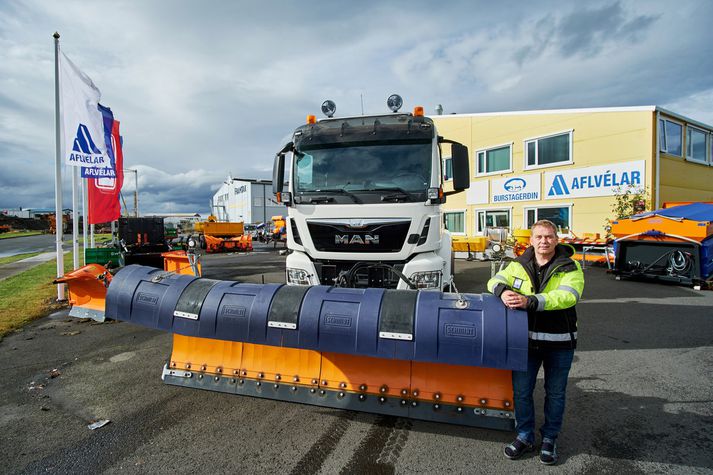 Friðrik Ingi Friðriksson við nýjan bíl með Schmidt framtönn, undirtönn og salt- og sanddreifara.