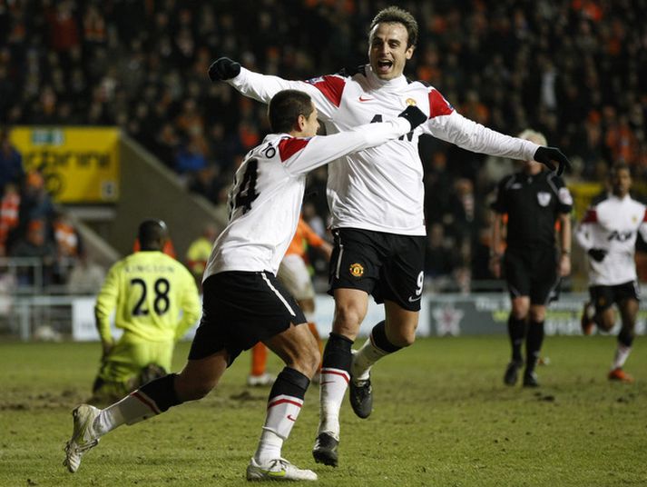 Dimitar Berbatov og Javier Hernandez fagna hér jöfnunarmarkinu.