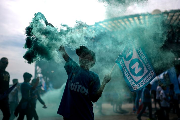 Stuðningsmaður SSC Napoli fyrir utan Diego Armando Maradona leikvanginn.