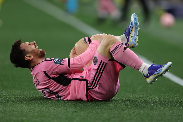 Lionel Messi liggur óvígur eftir.