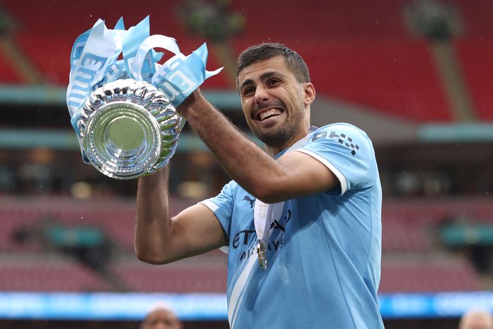 Rodri fagnar með bikarinn eftir sigur Manchester City á Chelsea í úrslitaleik ensku bikarkeppninnar.