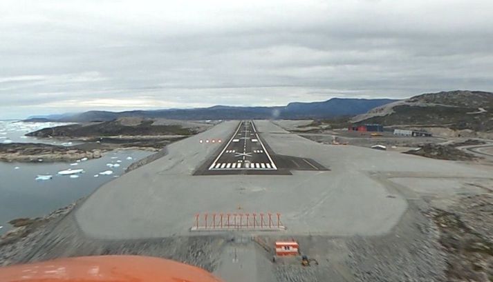 Nýja flugbrautin í Ilulissat, séð úr stjórnklefa Beechcraft King Air-flugmælingavélar Avians.
