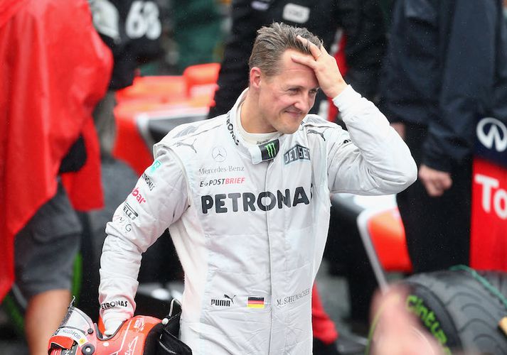 Michael Schumacher eftir að hann lauk síðustu Formúlu 1 keppni ferilsins.