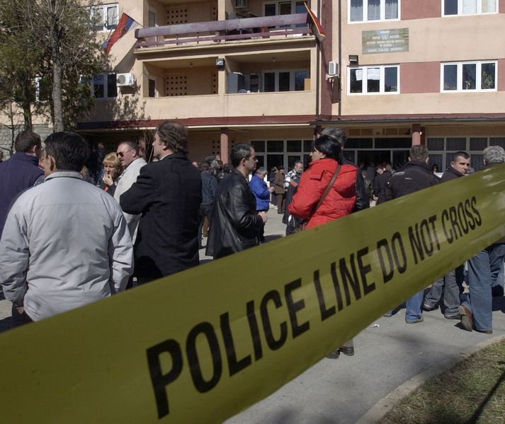 Á vettvangi í Mitrovica.