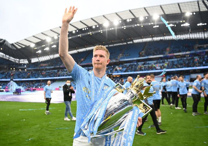 Kevin De Bruyne með Englandsmeistarabikarinn.