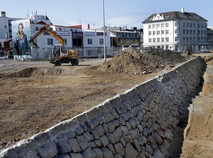 Hafnargarðurinn sem kom í ljós í sumar.