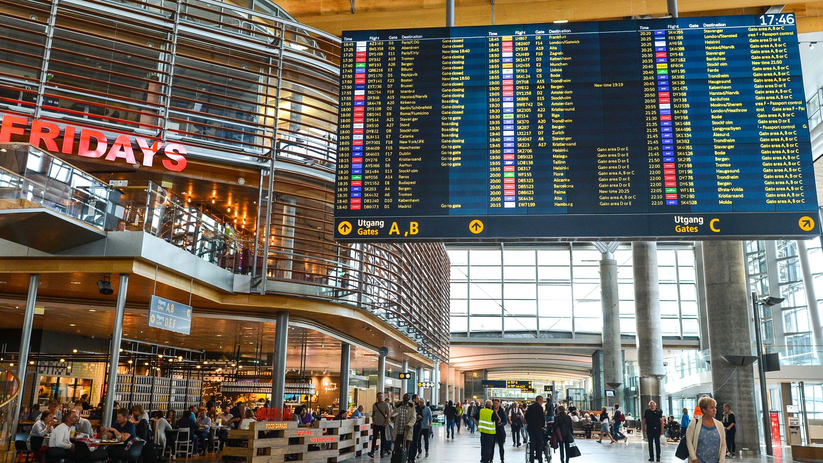 Rúm­lega hundrað flug­ferðum af­lýst og langar bið­raðir