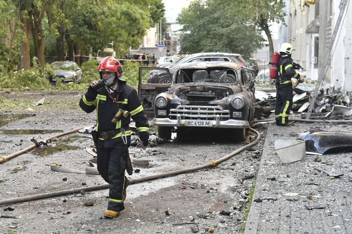Slökkviliðsmenn að störfum í Lviv snemma í morgun.