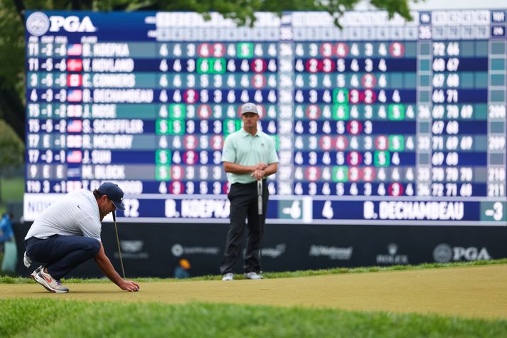 Brooks Koepka undirbýr pútt á þriðja hringnum í gær.